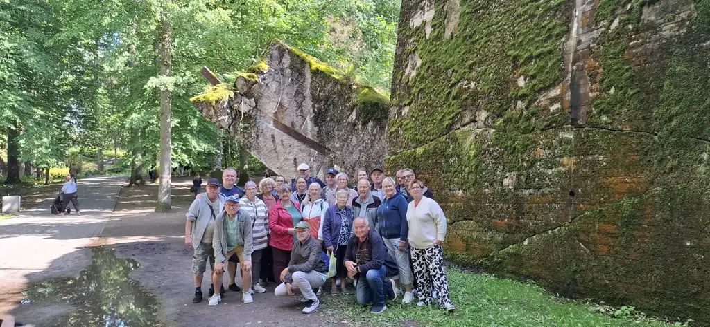grupa osób pozująca do zdjęcia 2